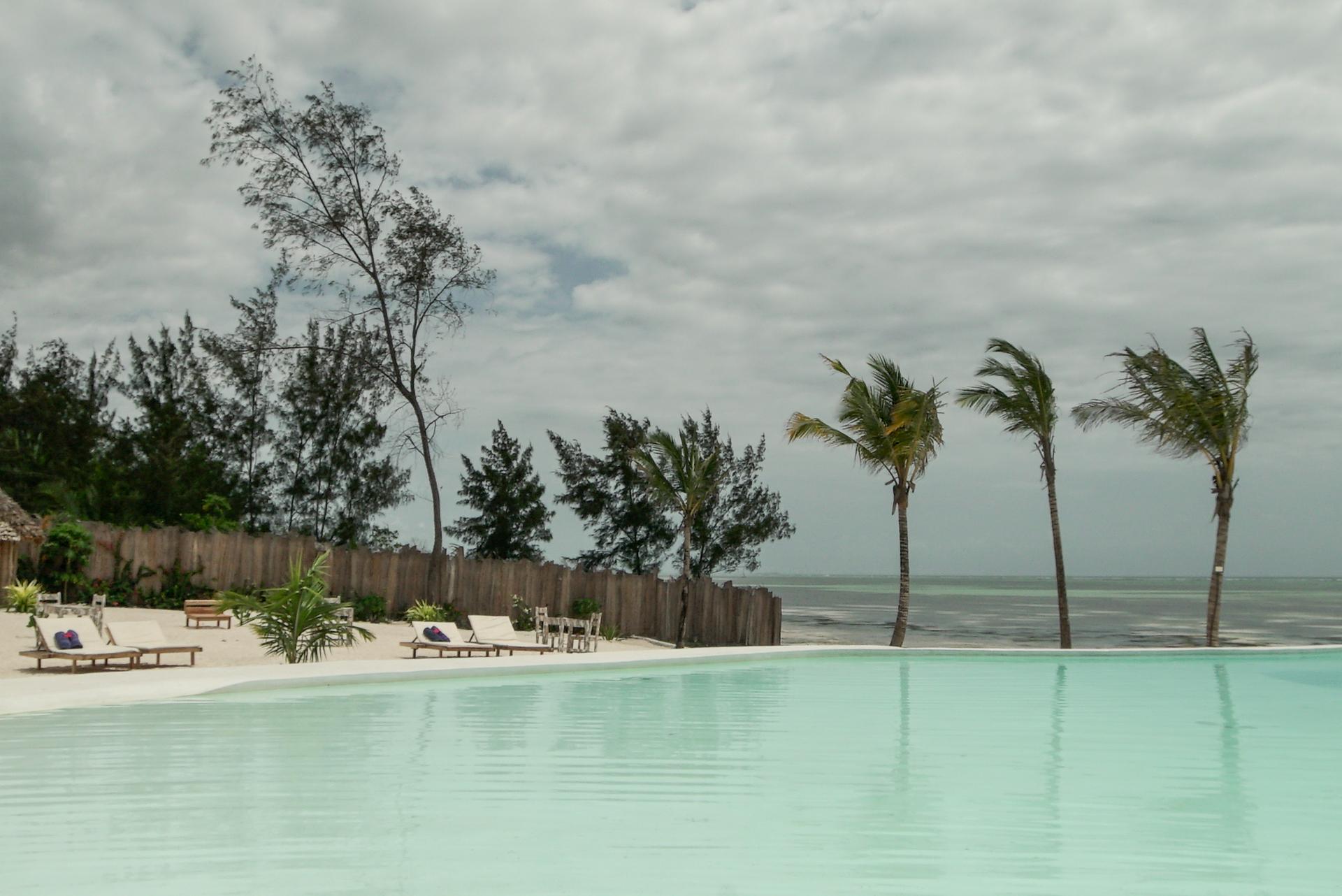 Zanbluu Beach Hotel キウェンワ エクステリア 写真