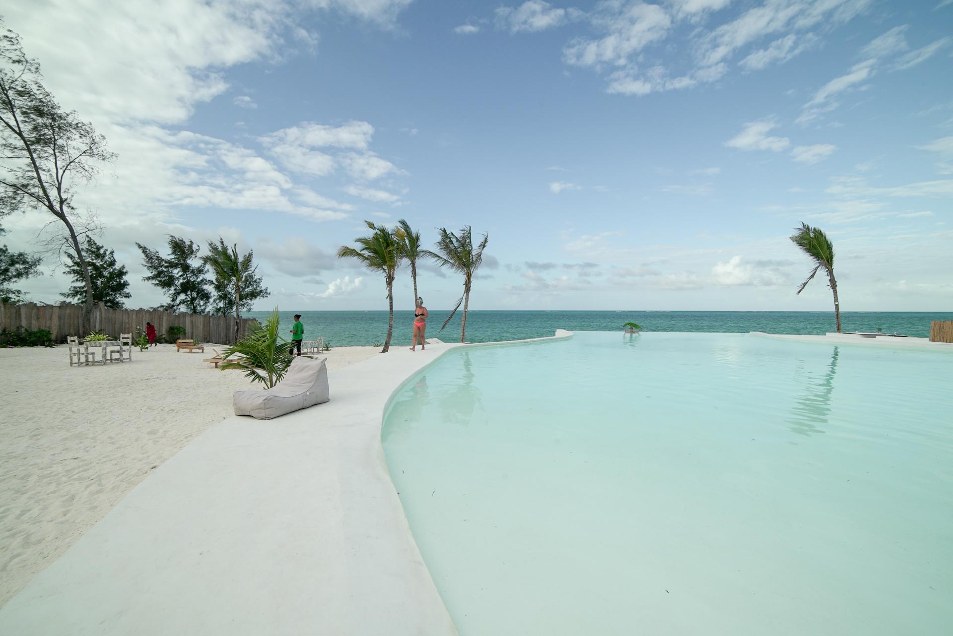 Zanbluu Beach Hotel キウェンワ エクステリア 写真