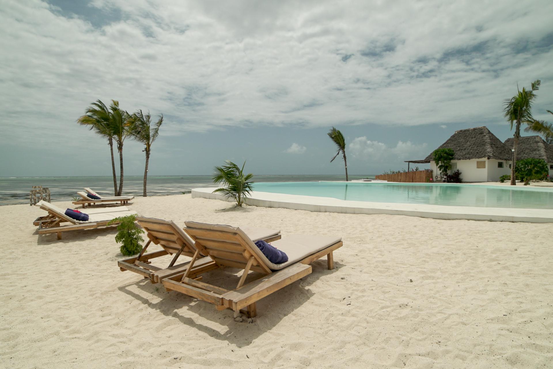 Zanbluu Beach Hotel キウェンワ エクステリア 写真