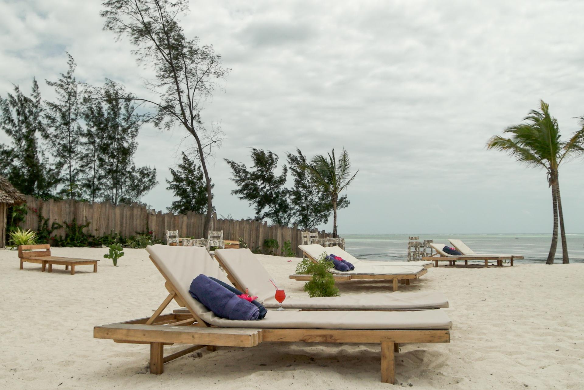 Zanbluu Beach Hotel キウェンワ エクステリア 写真