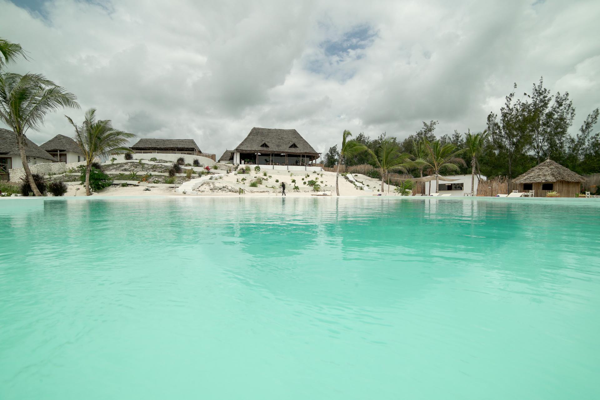 Zanbluu Beach Hotel キウェンワ エクステリア 写真