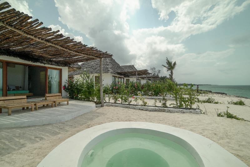 Zanbluu Beach Hotel キウェンワ エクステリア 写真